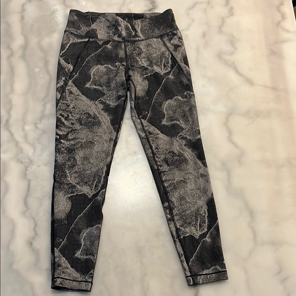 🎈Reebok Black and Gray Patterned Leggings🎁Bundle up to 5lbs for $20 Sale 📦